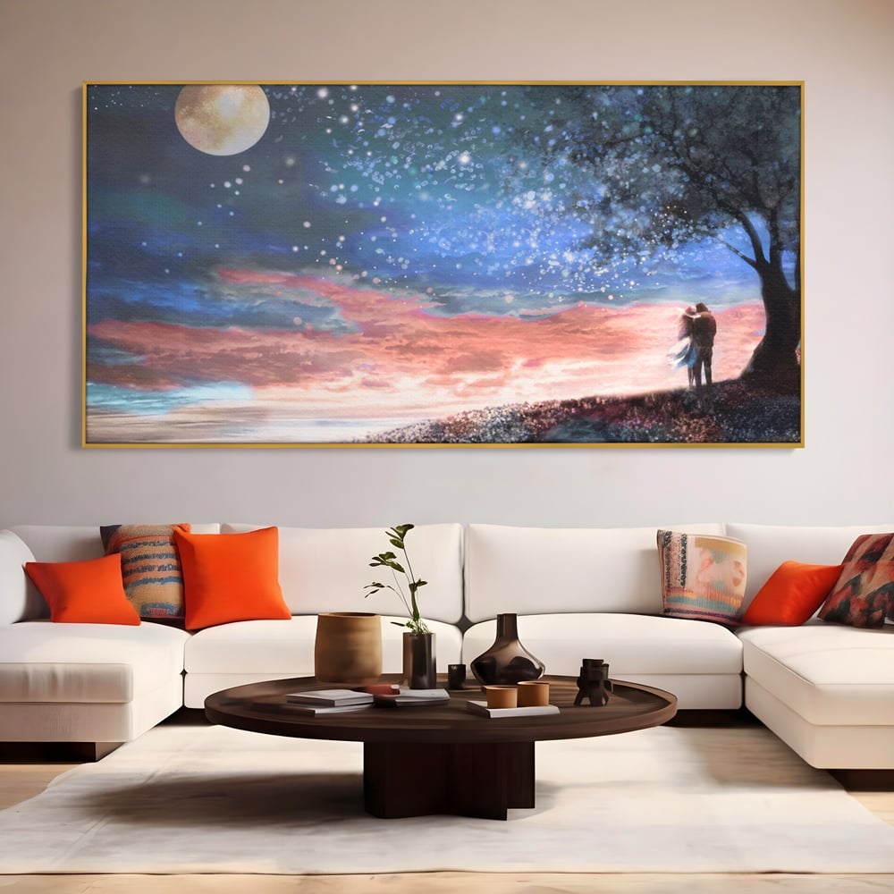 Tablou canvas cu ilustratie cuplu sub cer instelat, in rama de aluminiu auriu, pe perete intr-un living